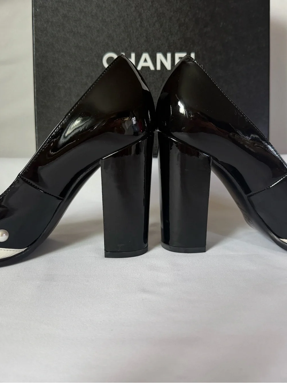 Authentic Chanel Pearl Cap Toe Block Heel Pumps Black/White Sz 38